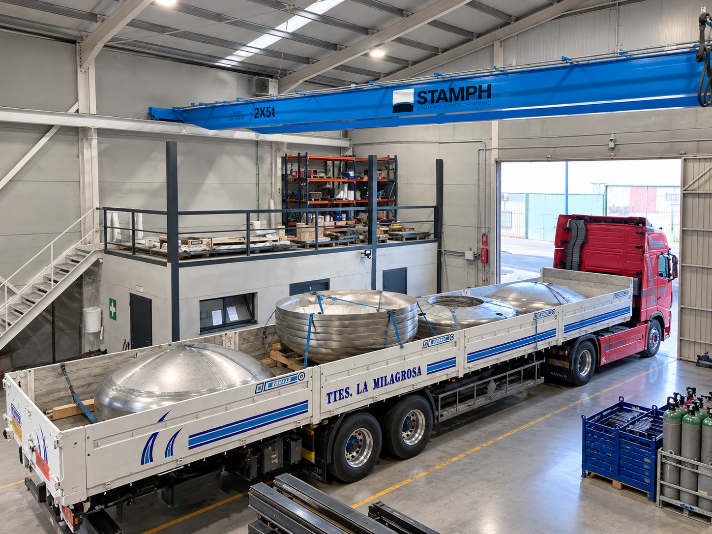 Camión con fondos hidroconformados cargados y listos para su transporte dentro de la nave